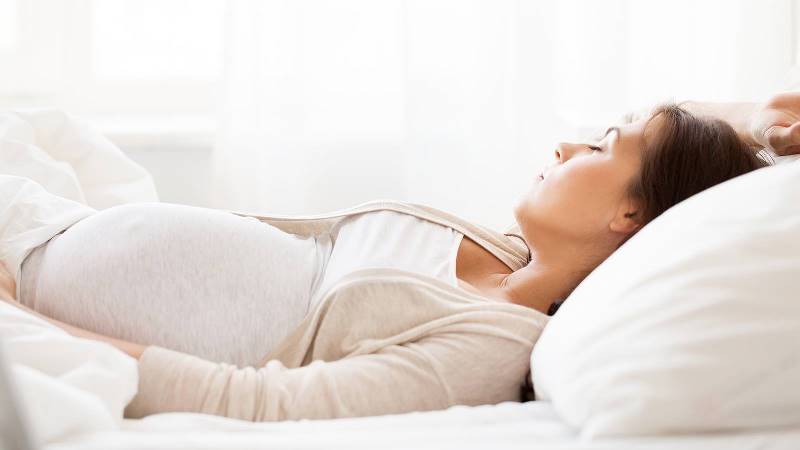 روش صحیح خوابیدن‌ در زمان بارداری‌